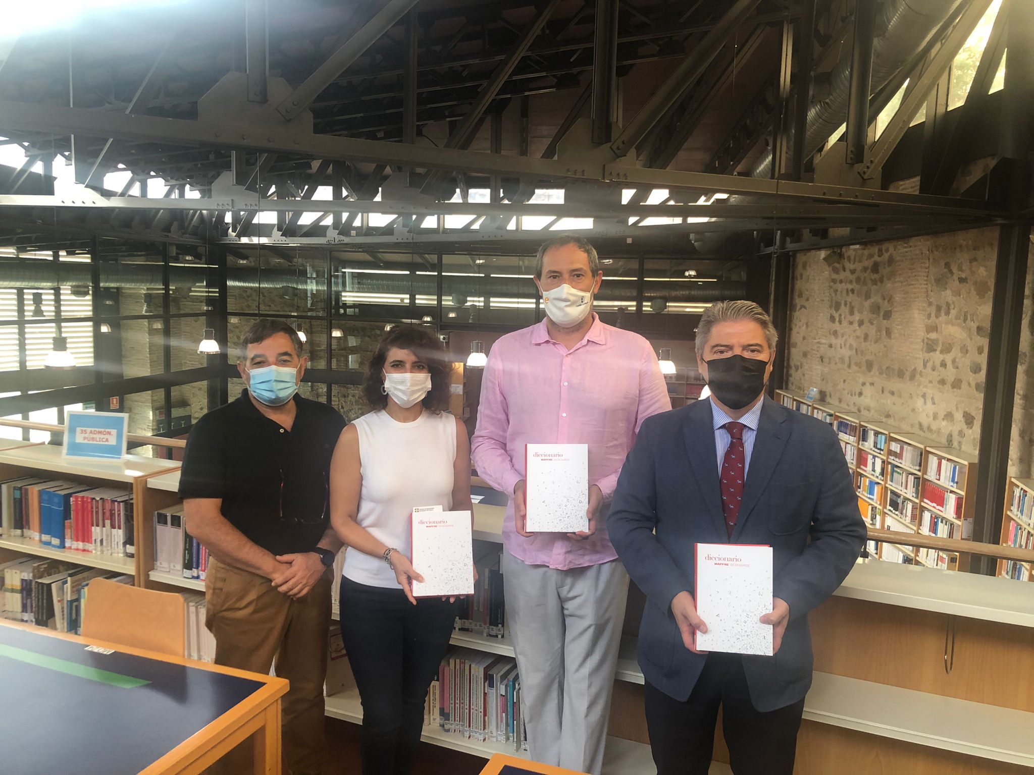 El Colegio de Mediadores de Seguros de Toledo hace una donación a la Biblioteca del Campus de Toledo de la UCLM